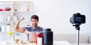 blogger propone integratori davanti alla telecamera